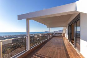 Neue moderne Luxusvilla mit Meerblick