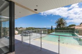 Zeitgenössische Villa mit Panoramablick auf die Stadt und das Meer