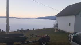 Zu verkaufen Bauernhof 16 ha Land mit Häusern und Stall für Tiere