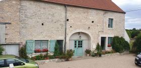 Villa mit großem geschlossenen Garten