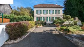 Großes Herrenhaus mit Pool und Nebengebäuden