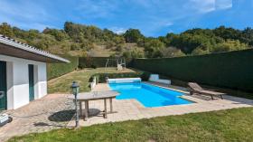 Großes Herrenhaus mit Pool und Nebengebäuden