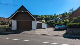 Großes Herrenhaus mit Pool und Nebengebäuden