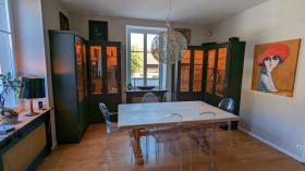 Großes Herrenhaus mit Pool und Nebengebäuden