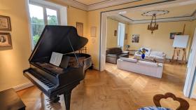 Großes Herrenhaus mit Pool und Nebengebäuden