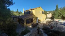 Schöne Villa mit 7 Zimmern auf bewaldetem Grundstück mit Pool