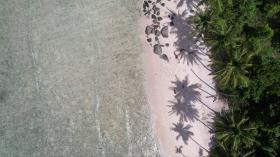 Von Palmen gesäumter Privatstrand, Zonenbebauung - erhöhte Aussicht und erstklassige Korallen