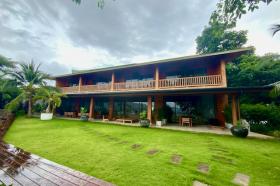 Villa in einer bemerkenswerten Umgebung mit Meerblick