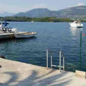 Neue und alte Häuser an der Küste in Montenegro