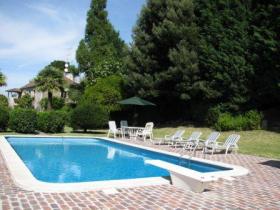 Zu verkaufen ist das 10 ha große Grundstück mit 2 Häusern