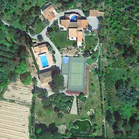 Fantastisches Anwesen im neoprovenzalischen Stil, bestehend aus 4 Häusern mit einer Wohnfläche von 750 m²