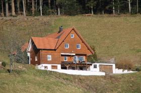 Schwarzwälder Bauernhaus mit Wald und Grünland in fantastischer Lage