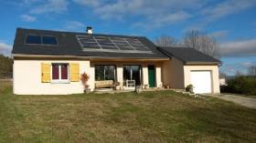 Einstöckige Villa in einer authentischen Umgebung und Landschaft