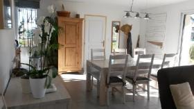 Einstöckige Villa in einer authentischen Umgebung und Landschaft