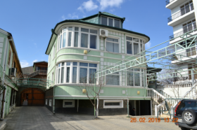 Zu verkaufen 2000 m2 Gebäude, 1700 m2 Restaurantfläche in Aghmashenebeli, Tbilisi