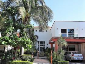 Schönes modernes Haus 5 Minuten vom schönen Sandstrand entfernt