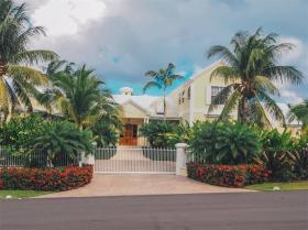 Villa Aurora, ein privater Rückzugsort in Lyford Cay, Nassau, Bahamas